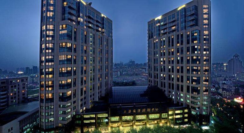 上海，这座充满现代气息的城市，拥有众多五星级酒店。今天，我们就来深度剖析几家位于上海市中心的五星级酒店，看看它们各自的优势与特色。